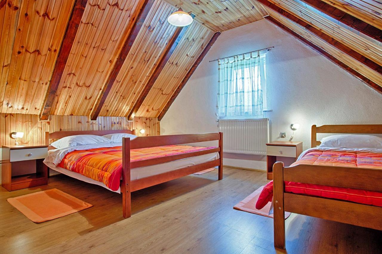 Andrea In Sertic Poljana - Haus Fuer 6 Personen พลิตวิชกา เยเซรา ภายนอก รูปภาพ