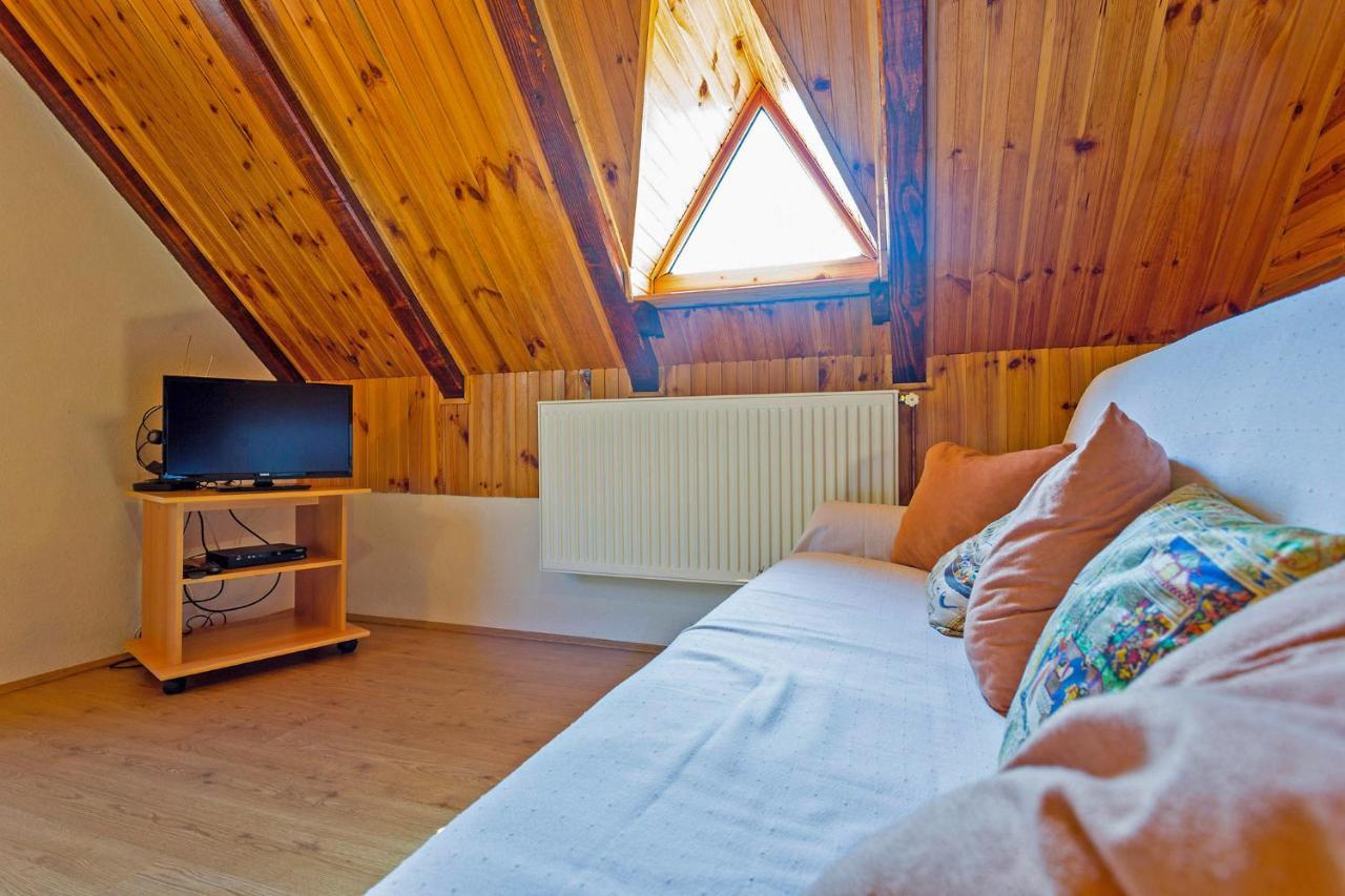 Andrea In Sertic Poljana - Haus Fuer 6 Personen พลิตวิชกา เยเซรา ภายนอก รูปภาพ