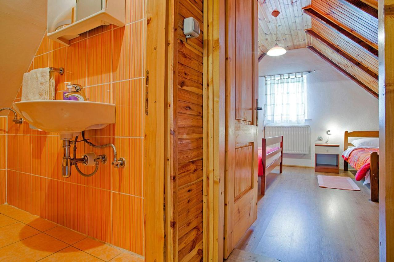 Andrea In Sertic Poljana - Haus Fuer 6 Personen พลิตวิชกา เยเซรา ภายนอก รูปภาพ
